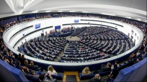 Πρώτη εκτίμηση από το ΕΚ: Οι τρεις πολιτικές ομάδες που σχηματίζουν έναν άτυπο συνασπισμό: το ΕΛΚ (EPP), οι Σοσιαλιστές και Δημοκράτες (S&amp;D) και οι Κεντρώοι-Φιλελεύθεροι (Renew)