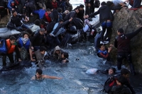 Guardian: Υποχρεωτικές ποσοστώσεις θέλει η Μέρκελ για το προσφυγικό