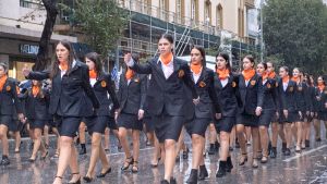 Μαθητές τιμούν τις εθνικές επετείους υπό καταρρακτώδη βροχή στη Θεσσαλονίκη