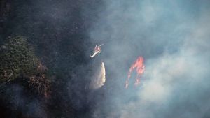 Επιχειρήσεις κατάσβεσης πυρκαγιάς σε δύσβατη περιοχή του Ολύμπου