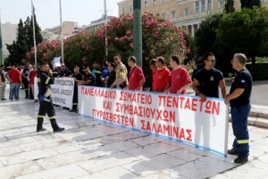 Συγκέντρωση στο Σύνταγμα από τους εποχικούς πυροσβέστες