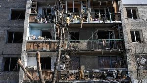 Τραυματισμοί και καταστροφές στη Λοζόβα μετά από ρωσική επιδρομή – Πυρκαγιές στη Ρωσία από ουκρανικά drones
