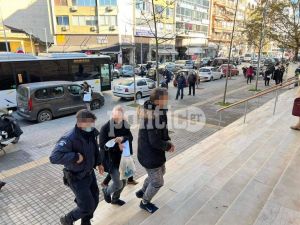 Θεσσαλονίκη: Ενώπιον του εισαγγελέα ο πατέρας αρνητής που υπέβαλε μήνυση στους εκπαιδευτικούς (pic &amp; vid)