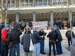 Συγκέντρωση εργαζομένων του ΟΑΣΘ στα δικαστήρια – «Όχι στις μειώσεις μισθών και δικαιωμάτων» (pics &amp; vids)