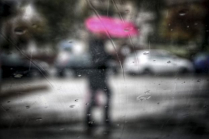 Συννεφιά και ασθενείς τοπικές βροχές τη Δευτέρα