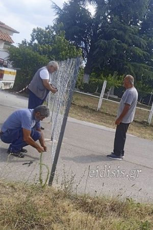 Με την εντολή του δικαστηρίου έφραξαν το δρόμο!