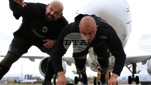 Δύο Βούλγαροι αθλητές έσυραν αεροσκάφος Airbus A220-300 στο αεροδρόμιο της Σόφιας
