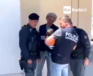 Ιταλία: Αστυνομικοί υιοθέτησαν βρέφος 6 μηνών που έμεινε ορφανό