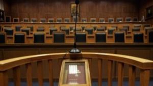 Θεσσαλονίκη: Ελεύθεροι υπό όρους υπάλληλοι της Αποκεντρωμένης για “γρηγορόσημα” αδειών διαμονής σε μετανάστες