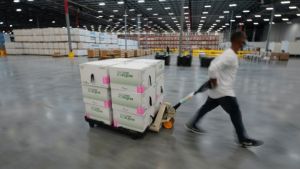 ΗΠΑ-Covid-19: Ξεκίνησε η μεταφορά των εμβολίων της Moderna από τις αποθήκες