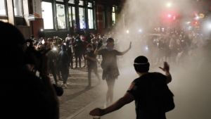 ΗΠΑ: Ο δήμαρχος του Πόρτλαντ απαγόρευσε τη χρήση δακρυγόνων από την αστυνομία