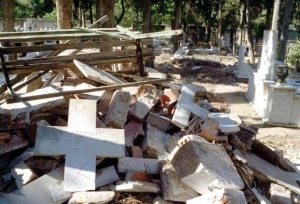 Μίνι χωματερή στο βόρειο τμήμα του νεκροταφείου Σχιστού