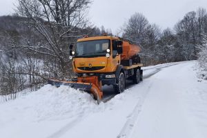 Τα εκχιονιστικά της Περιφέρειας επιχειρούν στο Πάικο