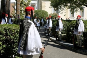 Δείπνο με σφυρίδα και γαρίδες, χωρίς αντιπολίτευση και «πρώτες κυρίες»