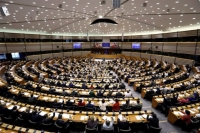 Η Ευρωβουλή ζητά να επανέλθει η βίζα για τα ταξίδια των Αμερικανών στην ΕΕ