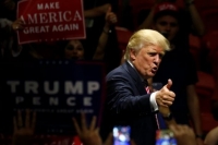 Τα ταχυδακτυλουργικά κόλπα του Τραμπ για την οικονομία