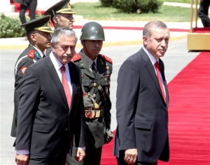 Κυπριακό: Ο Ακιντζί υιοθετεί τη θέση της Άγκυρας για τις εγγυήσεις