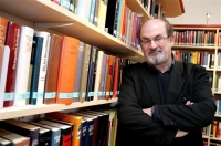 Σαλμάν Ρούσντι: «Το πρώτο θύμα του Τραμπ είναι η αλήθεια»