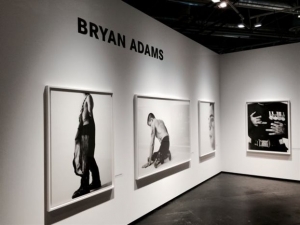 Ο Μπράιαν Ανταμς φωτογραφίζει τη φρικτή κληρονομιά του πολέμου