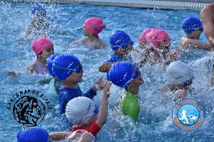 Πολύχρωμα σκουφάκια στις πισίνες του Aleandros Sports Center