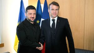 Ο Εμανουέλ Μακρόν υποδέχεται τον Βολοντίμιρ Ζελένσκι στο Παρίσι