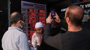 Τουρκία: Νέο αρνητικό ρεκόρ για την λίρα μετά την άνοδο του πληθωρισμού στις ΗΠΑ