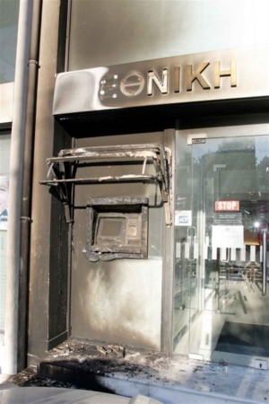 Μπαράζ εμπρηστικών επιθέσεων σε ATM κατά τη διάρκεια της νύχτας