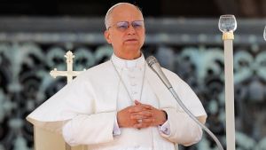 Προσευχή του πάπα Λέοντα στον τάφο του Αγίου Φραγκίσκου – Σημαντική η γιορτή για τα 800 χρόνια από τον θάνατο του αγίου