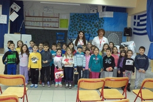 Μαθητές του 8ου μάζεψαν ρούχα και τα παρέδωσαν στο Ερυθρό Σταυρό