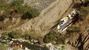 Περού: Φορτηγάκι έπεσε από γκρεμό – 16 νεκροί και ένας τραυματίας