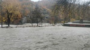 Κοζάνη: Υπερχείλισε ο Αλιάκμονας στο Νεστόριο, προκλήθηκαν προβλήματα στην ύδρευση και καταστροφές στο River party