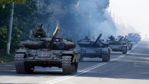 Reuters: Κομβόι στρατιωτικών φορτηγών κατευθύνεται στα σύνορα με Ουκρανία