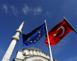 Η Κομισιόν ξεμπλοκάρει τρία κεφάλαια της προενταξιακής πορείας της Τουρκίας