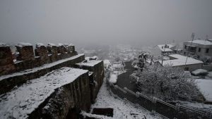 Σταμάτησε η χιονόπτωση στις περισσότερες περιοχές της Κεντρικής Μακεδονίας με αντιολισθητικές αλυσίδες η κυκλοφορία των οχημάτων στο ορεινό δίκτυο.