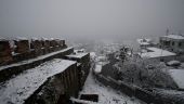 Σταμάτησε η χιονόπτωση στις περισσότερες περιοχές της Κεντρικής Μακεδονίας με αντιολισθητικές αλυσίδες η κυκλοφορία των οχημάτων στο ορεινό δίκτυο.