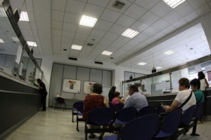 400 εκατομμύρια ευρώ κοστίζουν οι καθυστερήσεις στο Δημόσιο