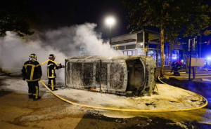 Γαλλία: Τέταρτη νύχτα έντασης στη Νάντη - Πυρπόλησαν οχήματα, έριξαν μολότοφ