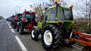 Αμετακίνητοι στα μπλόκα οι παραγωγοί Κεντρικής και Δυτικής Μακεδονίας