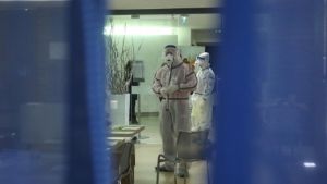 Βρετανία: Ζευγάρι παντρεύτηκε στο θάλαμο ασθενών με κορονοϊό προτού εκείνος μεταφερθεί στη ΜΕΘ