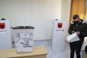 Εκλογές στην Αλβανία: Έκλεισαν οι κάλπες – Χαμηλότερη από το 2021 η συμμετοχή