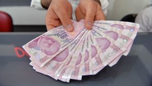 «Βουτιά» της τουρκικής λίρας κατά 15%