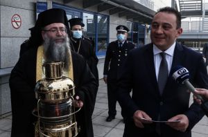 Βλάσης: “Το Άγιο Φως υπενθυμίζει ότι το φετινό Πάσχα κρύβει τη θαυματουργία της πρώτης νίκης απέναντι στον ιό”