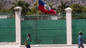 Εσπευσμένη απομάκρυνση του μεταβατικού πρωθυπουργού της Αϊτής από νοσοκομείο εξαιτίας επιθέσεων συμμορίας