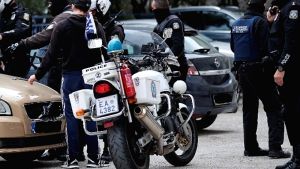 Ελαφρύς τραυματισμός αστυνομικού σε τροχαίο με τρεις μοτοσυκλέτες στη Θεσσαλονίκη