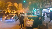 Θεσσαλονίκη: Επεισόδια τώρα στην Καμάρα – Διαδηλώνουν οργισμένοι για τον 16χρονο που πυροβολήθηκε (vid)