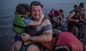 Η Γερμανία έδωσε άσυλο στον Σύριο πατέρα που έκλαψε μόλις πάτησε το πόδι του στην Ελλάδα