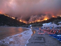Σε ύφεση η φωτιά στη Χίο - Φόβοι αναζωπύρωσης