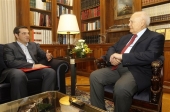 Συναντήσεις με τον Κάρολο Παπούλια θα έχουν Τσίπρας και Σαμαράς την Δευτέρα