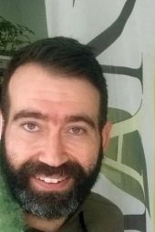 Μάνος: Κάνε στάση και κόψε ένα λουλούδι