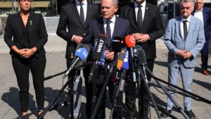 Επίσκεψη Σολτς στο Ζόλινγκεν: Αντίκτυποι από την πρόσφατη επίθεση με μαχαίρι και η επανεξέταση της μεταναστευτικής πολιτικής